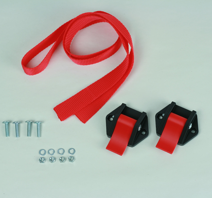 Gaël travaillant avec ses outils sur une poubelle